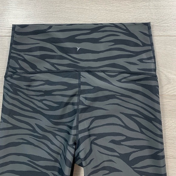 Old Navy High Waisted PowerSoft Biker Shorts - Picture 4 of 9